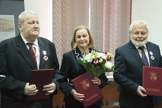 ▲	Uhonorowani odznaką Zasłużony dla Województwa Warmińsko-Mazurskiego (od lewej): Tadeusz Pacer, Jadwiga Piskorska i Jerzy Popławski.