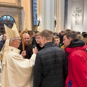 Po Mszy św. abp Wiktor Skworc rozmawiał z młodzieżą.