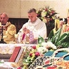 Jubileuszowa Eucharystia. Przy cisieckim ołtarzu z bp. Romanem Pindlem  ks. prał. Władysław Nowobilski (z lewej) i ks. Piotr Pokojnikow. 