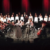 	 Pierwszy koncert finałowy wykonała OKFN pod dyrekcją J. Lewtaka. Orkiestrze towarzyszył chór skierniewickich szkół muzycznych.