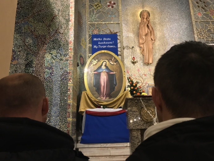 Modlitwa przed warszawskim wizerunkiem Matki Bożej.