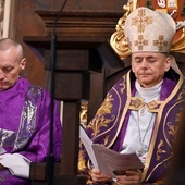 Bp Adam Bałabuch w czasie modlitwy liturgią godzin.
