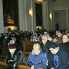 W modlitewnym czuwaniu wzięło udział około 400 osób.
