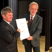 Waldemar Ślusarczyk (z lewej) odbiera certyfikat potwierdzający, że gmina jest przyjazna osobom starszym.