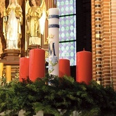 ▲	Wieniec adwentowy i świeca roratnia w katedrze.