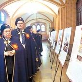 ▲	Prezentacja w kościele w Bytomiu-Karbiu. Na pierwszym planie od prawej Grzegorz Kotwicki i Tadeusz Podraza,  twórcy instalacji. 