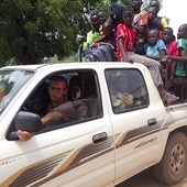 ▲	Typowy transport w Czadzie. Ojciec Tomek odwozi dzieci z wakacji do rodzinnych wiosek.