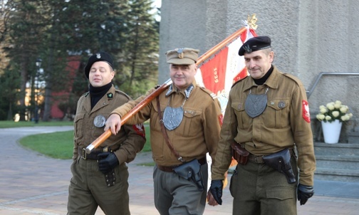 Ze sztandarem przybyli członkowie Stowarzyszenia Rodzin Żołnierzy NSZ VII Okręgu Śląskiego. 