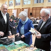 Uczestnicy sesji byli zainteresowani także wydawnictwami, które przywiózł ze sobą prelegent.