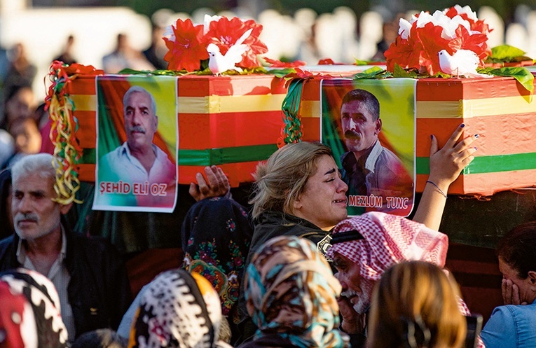Pogrzeb Kurdów zabitych w czasie bombardowania przez tureckie drony w północnej Syrii.