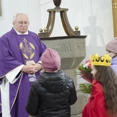 Życzenia ks. Józefowi Knapczykowi złożyły m. in. miejscowe dzieci. Jedna z dziewczynek przebrała się za św. Barbarę.