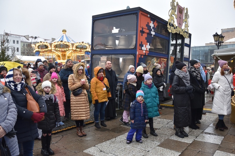 Wolontariusze Caritas AG na świątecznym jarmarku