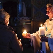 Lampiony zapalane od świecy roratniej w parafii pw. św. Michała Archanioła w Płońsku.