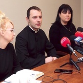 29 listopada, Koszalin. Konferencja prasowa. Od lewej: Dagmara Salamon-Grynia, ks. Łukasz Bikun, Anna Chojnacka-Balonis.