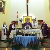 	Wśród kapłanów koncelebrujących Eucharystię był pierwszy tutejszy proboszcz – ks. Ryszard Kierzkowski.