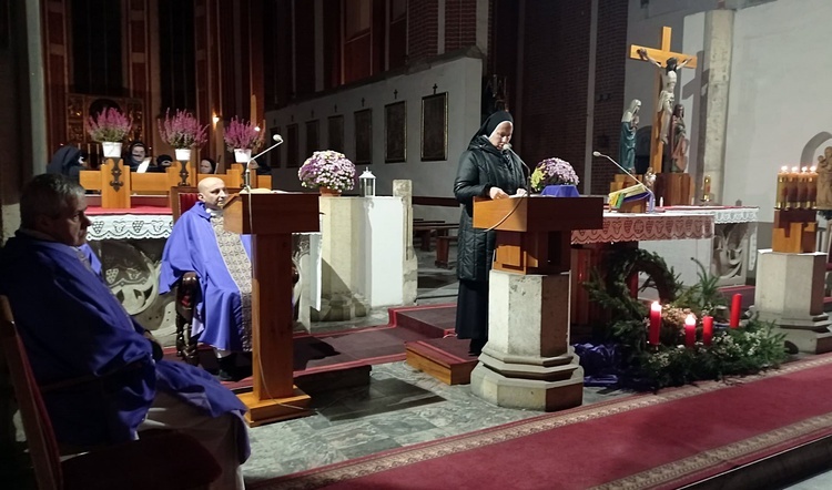 Siostry marianki przy grobie założyciela umacniają swoją wiarę