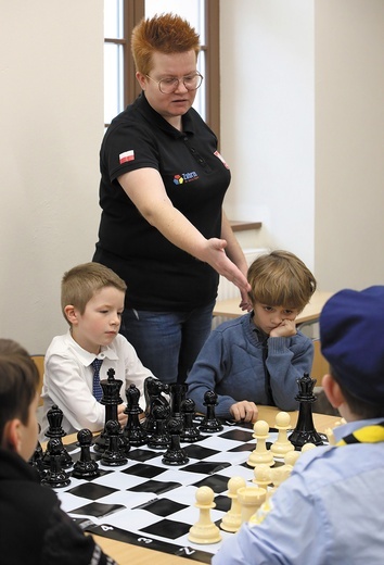Katarzyna Krajewska uczy gry w szachy dzieci w wieku przedszkolnym i szkolnym.