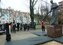 Do tej pory pomnik znajdował się na Skwerze abp. Józefa Życińskiego.