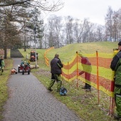 Katowice. Trwa przygotowanie do sezonu toru saneczkowego w Parku Kościuszki