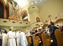 W obrzędzie poświęcenie biskup prowadził dialog z organami.