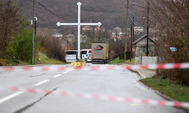 Kosowscy Serbowie zablokowali drogi, w nocy słychać było strzały i eksplozje