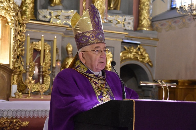 Wprowadzeniu relikwii i Mszy św. przewodniczył biskup Roman Marcinkowski.