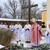 Koncelebransi przy grobie zmarłego kapłana.