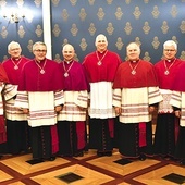 Kapłani wzięli udział w przekazaniu dekretu Stolicy Apostolskiej nadającego patronat św. Mikołaja. Uroczystość odbyła się w ratuszu.