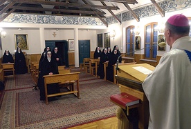 Rocznicowa Eucharystia w kaplicy za klasztorną kratą.