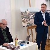 Z lewej Wiesław Turek, autor publikacji. Obok wiceburmistrz Tomasz Łuczkowski.