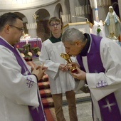 Uroczyste przekazanie relikwii. Od lewej o. Piotr Popławski i ks. Zbigniew Gaczyński.