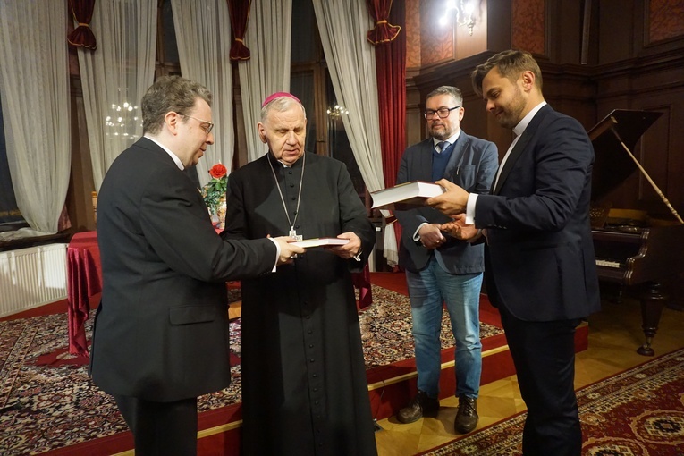 Biskup gliwicki otrzymał Księgę Pamiątkową 