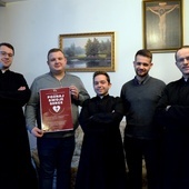 Do udziału w rekolekcjach zapraszają (od lewej): Filip Wincewicz, Wojciech Orczykowski, Jan Klimek, Szymon Figarski i ks. Grzegorz Lipiec.