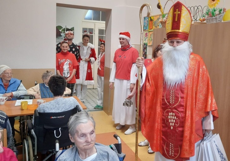 Dzierżoniów. Świąteczny nastrój w ZOL-u sióstr elżbietanek