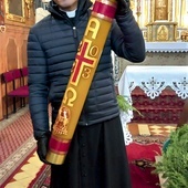 ▲	Ks. Krzysztof Nowak, administrator parafii pw. św. Marii Magdaleny w Tarnobrzegu- -Miechocinie, prezentuje ofiarowany paschał.
