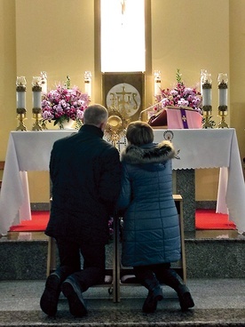 Mirosława i Roman przed Najświętszym Sakramentem.