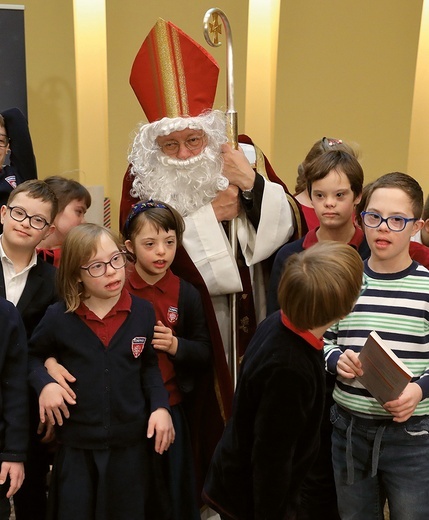 Abp Grzegorz Ryś wcielił się w św. Mikołaja i ugościł w swoim biskupim domu gromadkę dzieci z zespołem Downa.