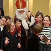 Abp Grzegorz Ryś wcielił się w św. Mikołaja i ugościł w swoim biskupim domu gromadkę dzieci z zespołem Downa.