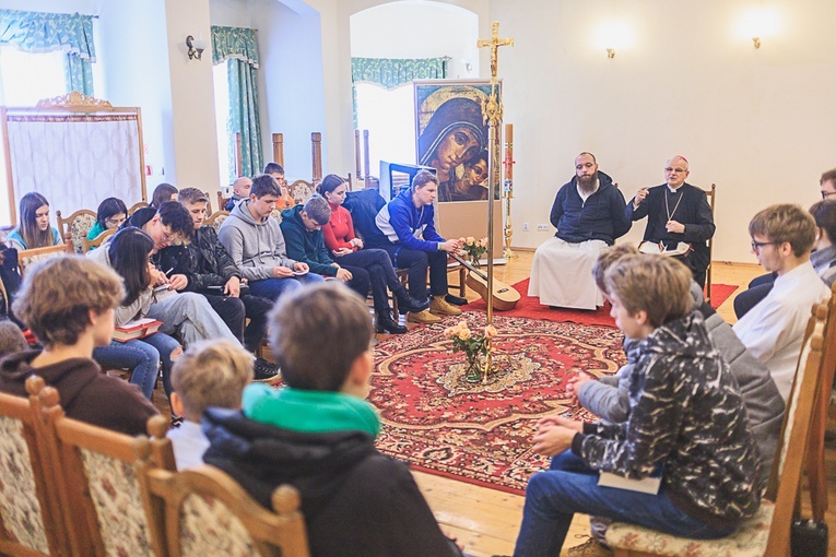 Na skrutację zaproszony został bp Marek Mendyk. Przewodniczył iturgii godzin, posługiwał w sakramencie pokuty i pojednania, wysłuchał też doświadczeń młodzieży dzielącej się słowem Bożym.
