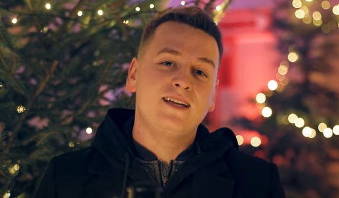 Wojciech Budniak w czasie solowych partii piosenki świątecznej.