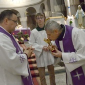 2022.12.11 - Relikwie polskich męczenników z Pariacoto w radomskiej parafii pw. św. Teresy od dzieciątka Jezus na os. Borki.