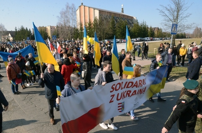 2022.03.02 - Marsz solidarności w Opocznie z napadniętą przez Rosję Ukrainą.