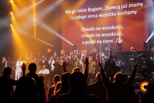 Betlejem w Spodku: artyści z publicznością zaśpiewali Nowonarodzonemu