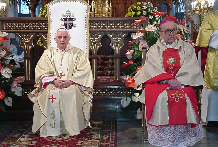 Liturgia święceń biskupich. Kard. Joseph Ratzinger zasiadł na tronie, który był użyty podczas Mszy św. podczas wizyty w Radomiu Jana Pawła II. Obok przyszłego papieża bp. Edward Materski.