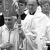 Kard. Joseph Ratzinger, przyszły papież, przed radomską katedrą podczas wizyty w Radomiu 25 maja 2002 roku.