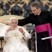 Abp Gänswein: Benedykt XVI nie był "nieczułym papieskim automatem"