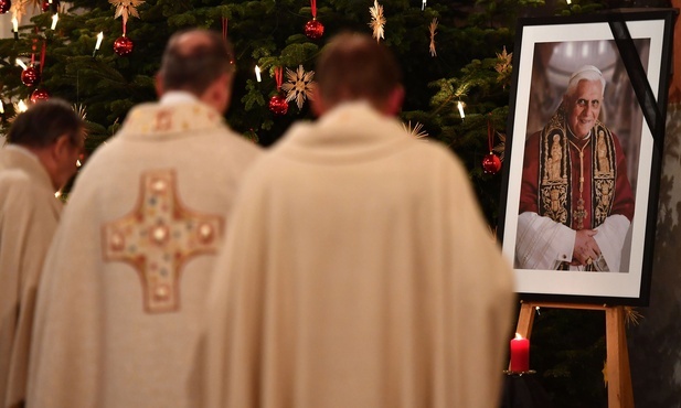 Przewodniczący KEP prosi, aby 5 stycznia w kościołach w Polsce odbyły się msze żałobne za Benedykta XVI