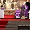 Biskup świdnicki Marek Mendyk w czasie Mszy św. w Środę Popielcową.
