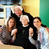 - Tu czujemy się jak w rodzinie - mówią panie Katia i Lena (od lewej) na zdjęciu z siostrami Amadeuszą i Leonią.