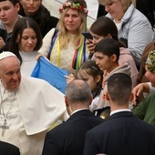 Papież w rocznicę rosyjskiej agresji: Pozostańmy blisko udręczonej Ukrainy